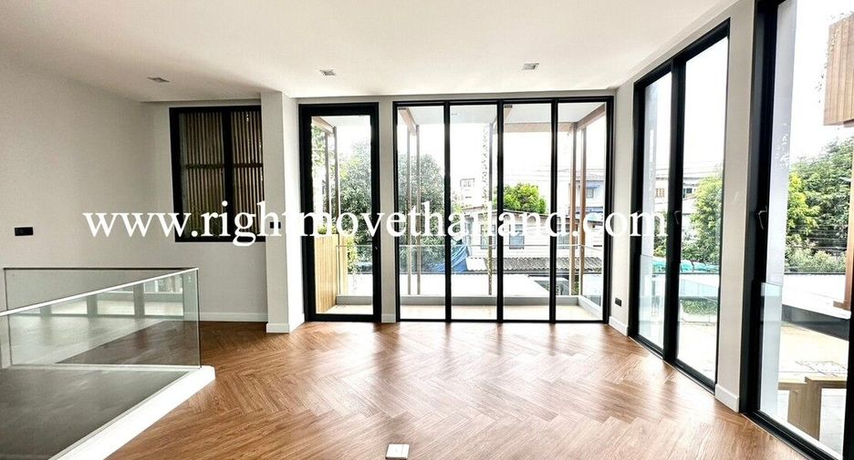 For sale 3 bedrooms townhouse in Wang Thonglang, Bangkok