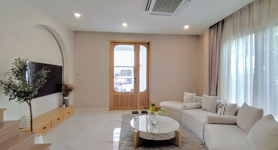 À vendre 4 chambres maison de ville à Saphan Sung, Bangkok