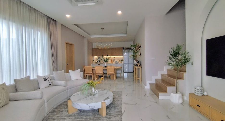 For sale 4 Beds townhouse in Saphan Sung, Bangkok
