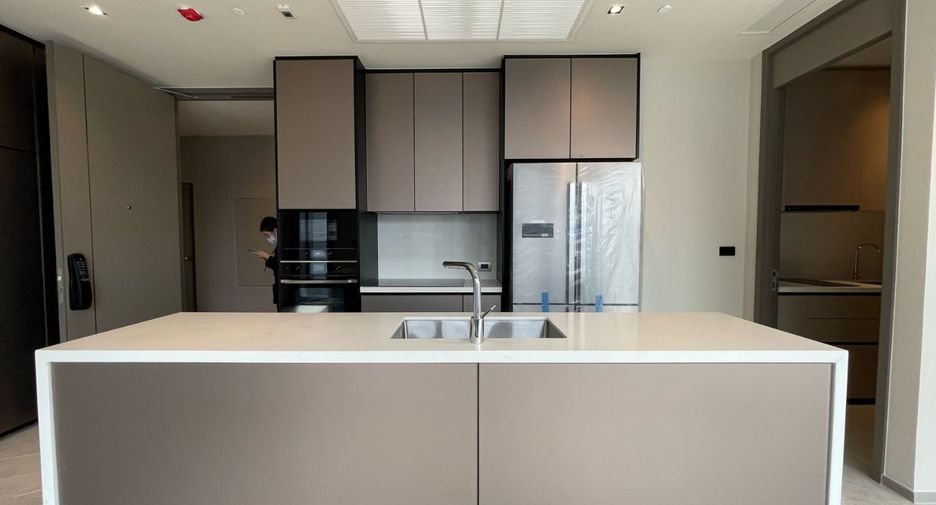 For sale 3 bedrooms condo in Khlong Toei, Bangkok