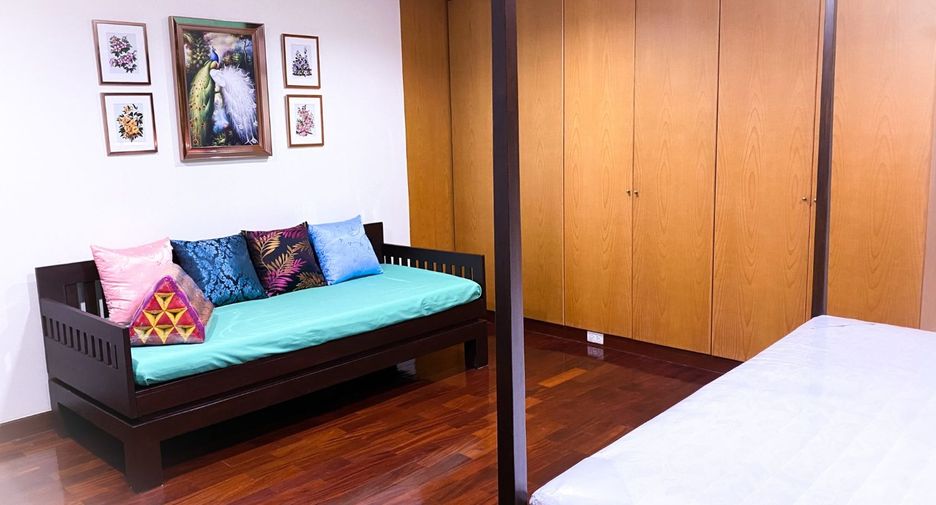 For rent 4 bedrooms townhouse in Khlong Toei, Bangkok