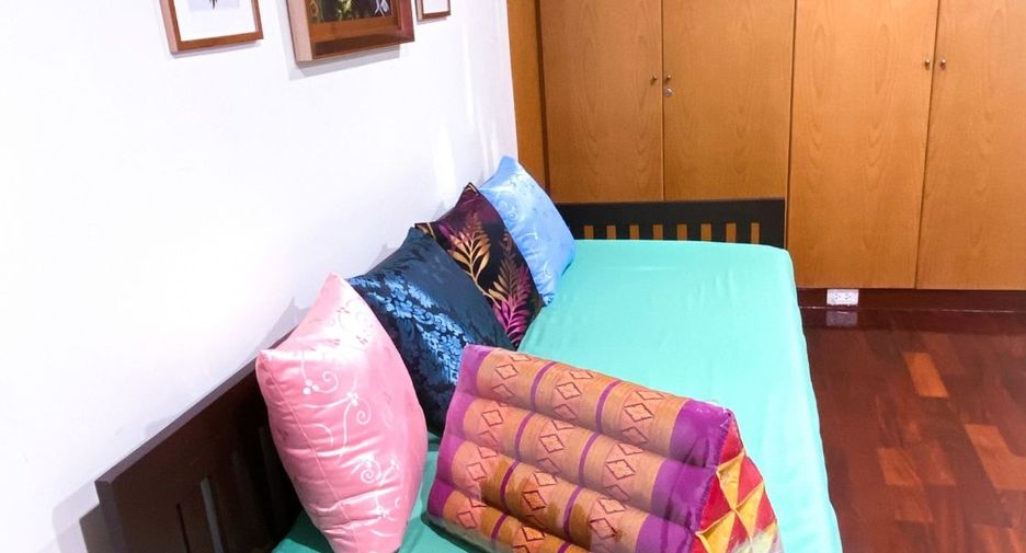 For rent 4 bedrooms townhouse in Khlong Toei, Bangkok