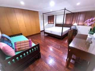 出租 4 卧室 联排别墅 在 Khlong Toei, 曼谷
