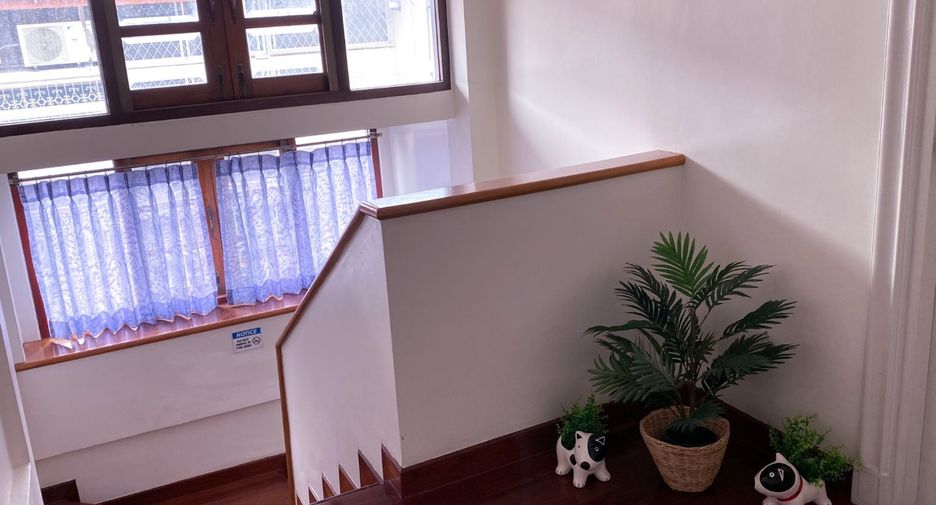 For rent 4 bedrooms townhouse in Khlong Toei, Bangkok