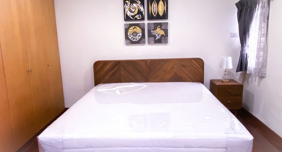For rent 4 bedrooms townhouse in Khlong Toei, Bangkok