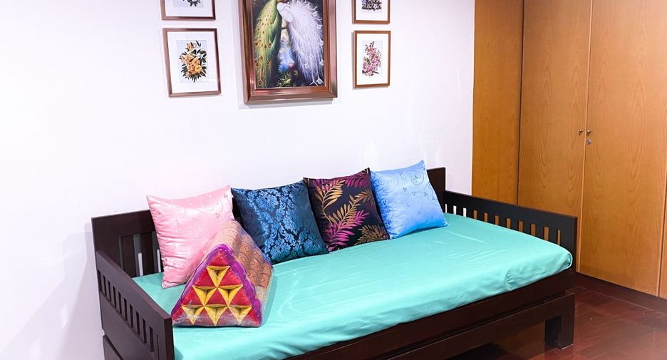 For rent 4 bedrooms townhouse in Khlong Toei, Bangkok