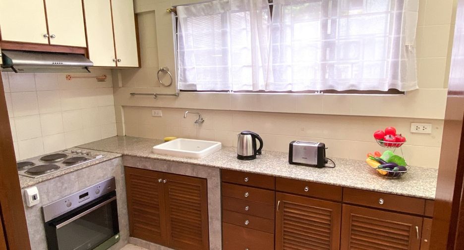 For rent 4 bedrooms townhouse in Khlong Toei, Bangkok