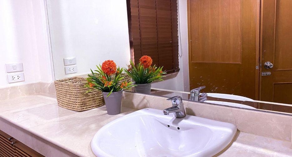 For rent 4 bedrooms townhouse in Khlong Toei, Bangkok