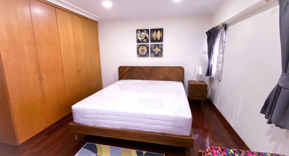 For rent 4 bedrooms townhouse in Khlong Toei, Bangkok