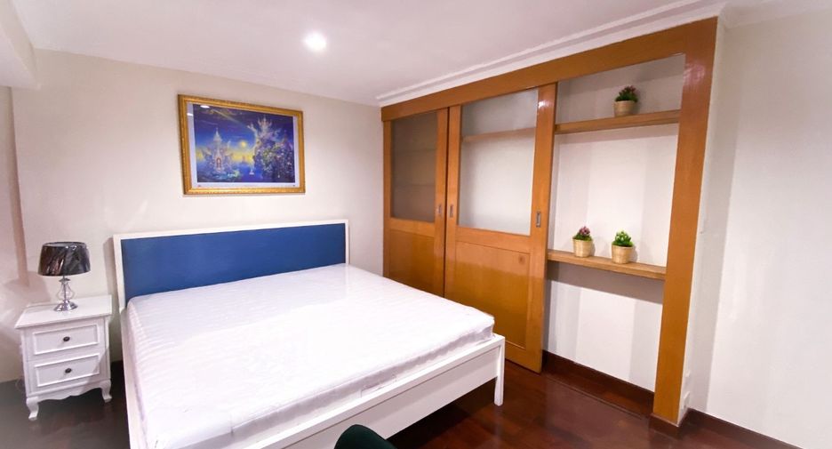 For rent 4 bedrooms townhouse in Khlong Toei, Bangkok