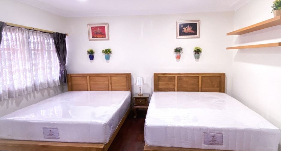 For rent 4 bedrooms townhouse in Khlong Toei, Bangkok