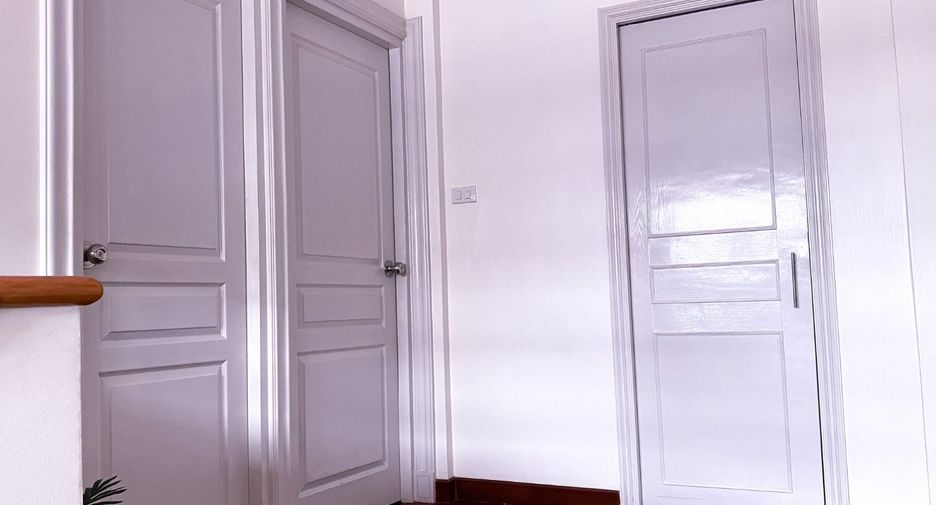 For rent 4 bedrooms townhouse in Khlong Toei, Bangkok