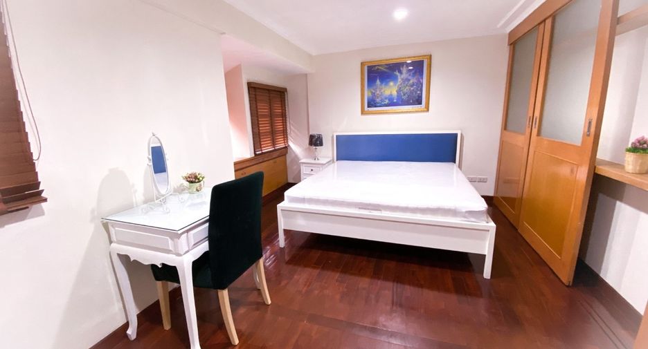 For rent 4 bedrooms townhouse in Khlong Toei, Bangkok