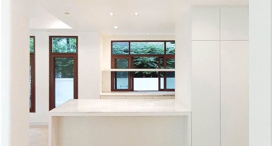 For sale 4 bedrooms house in Bang Kapi, Bangkok