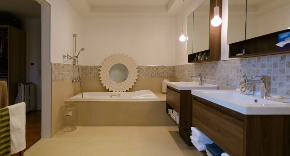 For rent 2 bedrooms townhouse in Watthana, Bangkok