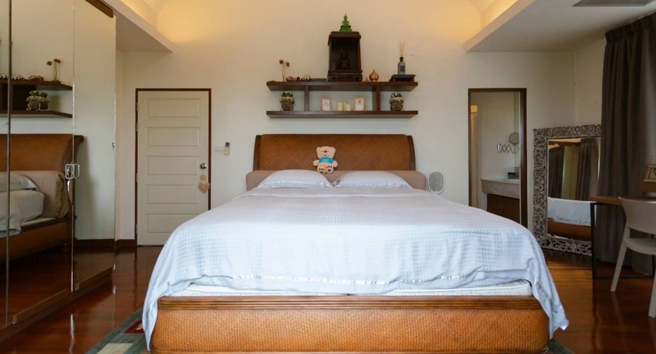For rent 2 bedrooms townhouse in Watthana, Bangkok