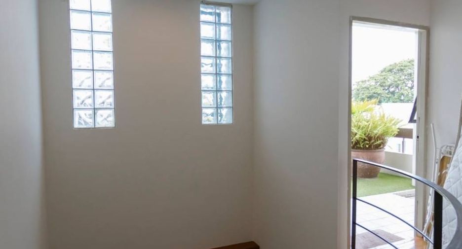 For rent 2 bedrooms townhouse in Watthana, Bangkok