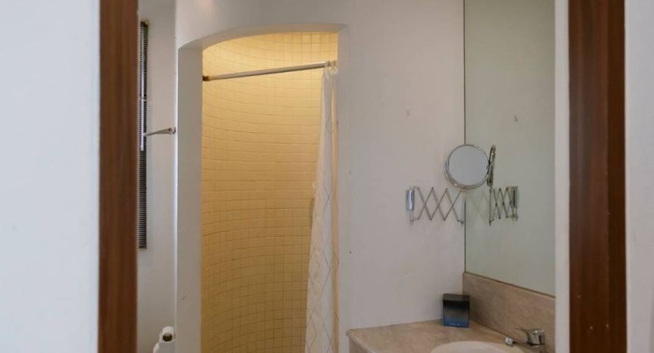 For rent 2 bedrooms townhouse in Watthana, Bangkok