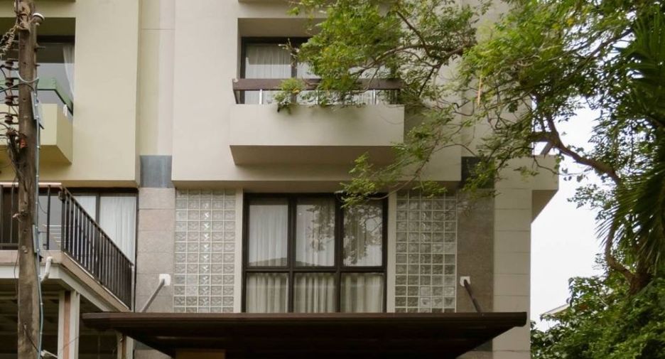 For rent 2 bedrooms townhouse in Watthana, Bangkok