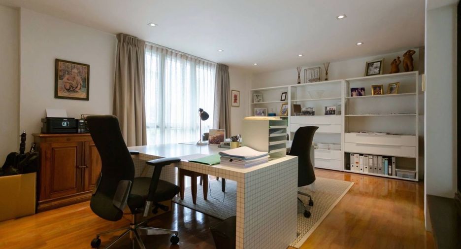 For rent 2 bedrooms townhouse in Watthana, Bangkok