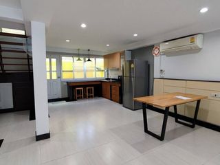 出租 3 卧室 联排别墅 在 Khlong Toei, 曼谷