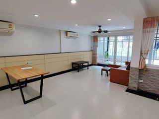 出租 3 卧室 联排别墅 在 Khlong Toei, 曼谷
