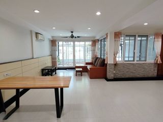 出租 3 卧室 联排别墅 在 Khlong Toei, 曼谷