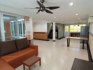 出租 3 卧室 联排别墅 在 Khlong Toei, 曼谷