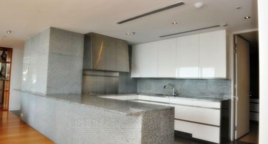 Condo en alquiler de 3 habitaciones en Sathon, Bangkok
