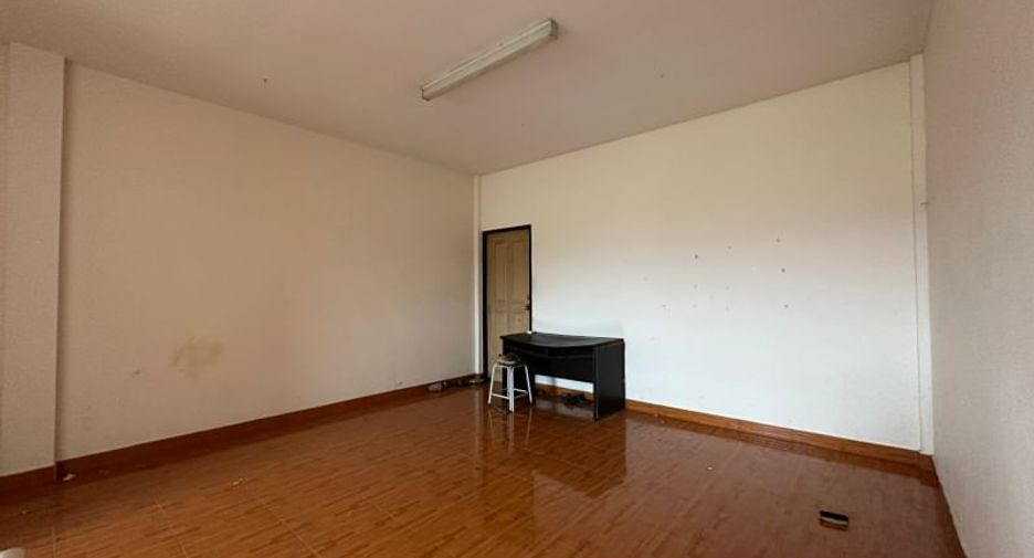 For sale 4 ベッドルーム retail Space in Si Racha, Chonburi