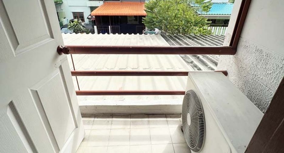 Casa adosada en venta de 2 habitaciones en Lat Lum Kaeo, Pathum Thani