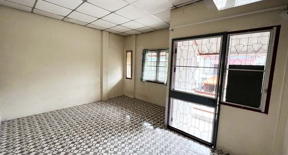 Casa adosada en venta de 2 habitaciones en Lat Lum Kaeo, Pathum Thani
