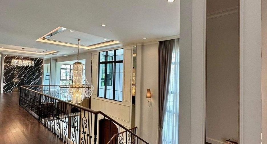 For sale 4 bedrooms house in Thawi Watthana, Bangkok