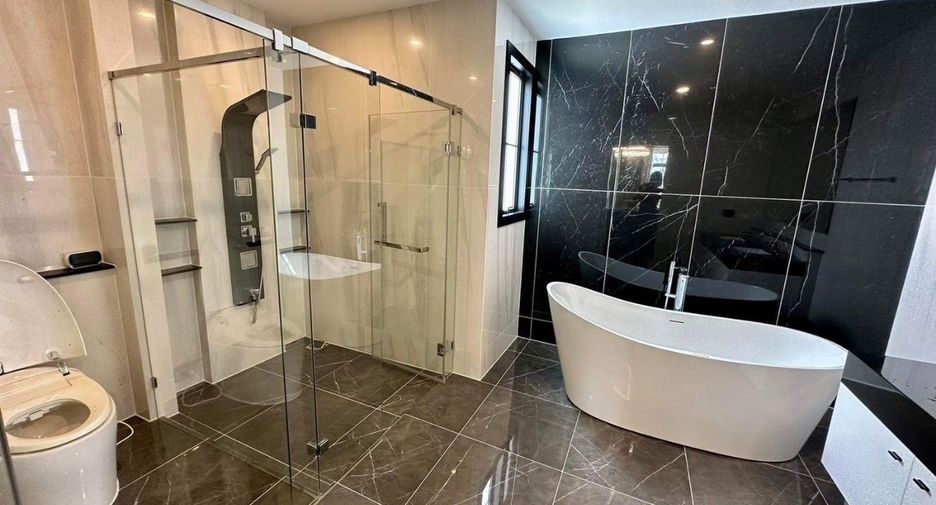 For sale 4 bedrooms house in Thawi Watthana, Bangkok