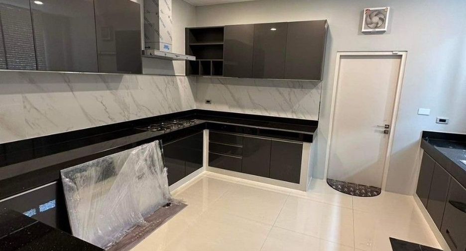 For sale 4 bedrooms house in Thawi Watthana, Bangkok