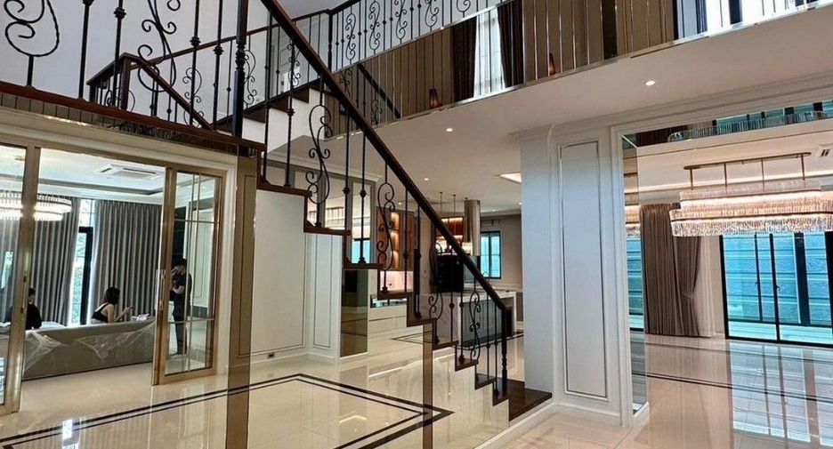 For sale 4 bedrooms house in Thawi Watthana, Bangkok