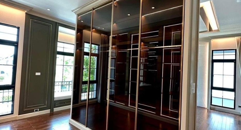 For sale 4 bedrooms house in Thawi Watthana, Bangkok