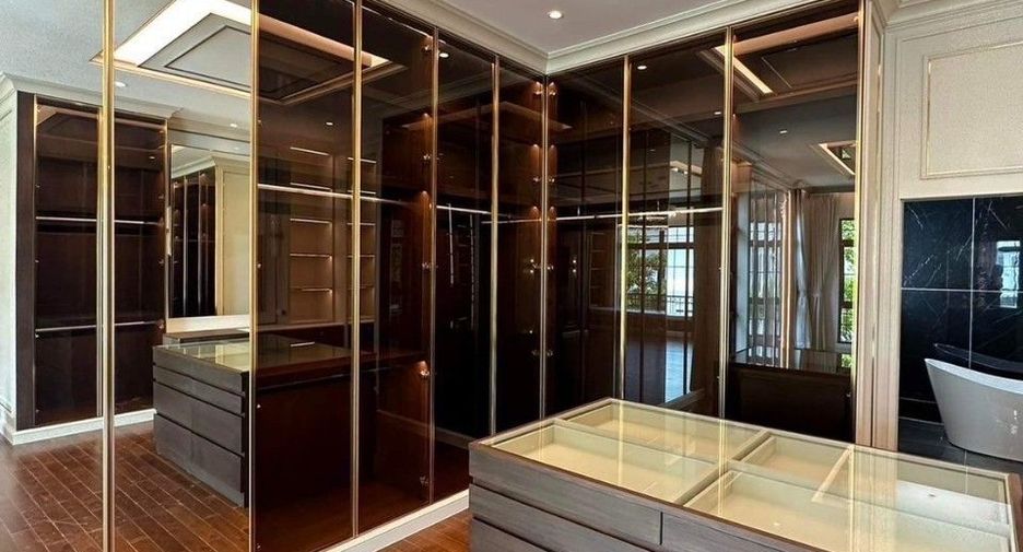 For sale 4 bedrooms house in Thawi Watthana, Bangkok