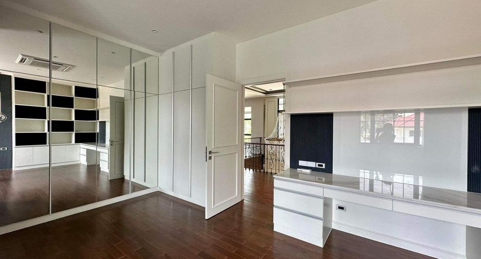 For sale 4 bedrooms house in Thawi Watthana, Bangkok