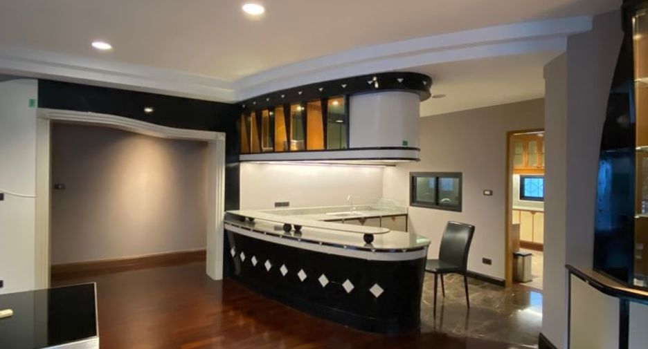 For rent 3 bedrooms condo in Pathum Wan, Bangkok