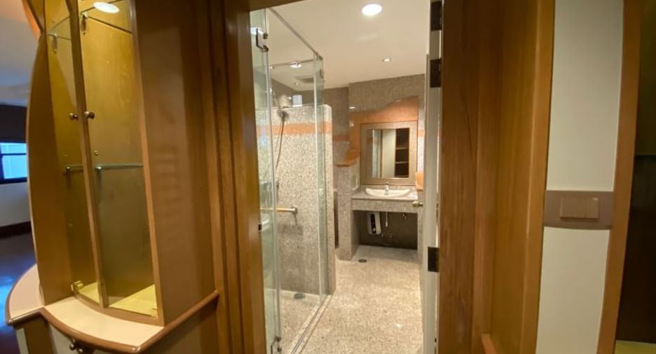 For rent 3 bedrooms condo in Pathum Wan, Bangkok