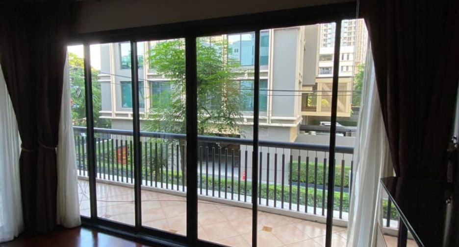 For rent 3 bedrooms condo in Pathum Wan, Bangkok