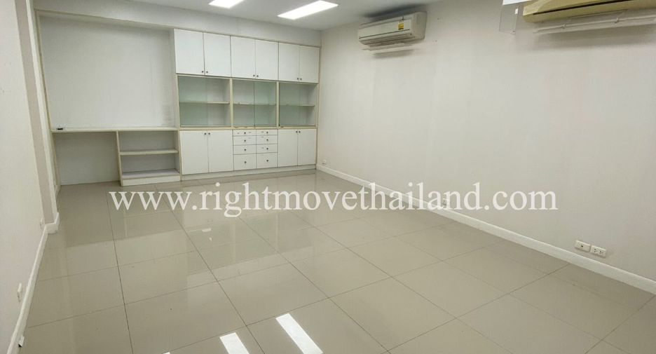 For rent 4 Beds retail Space in Watthana, Bangkok