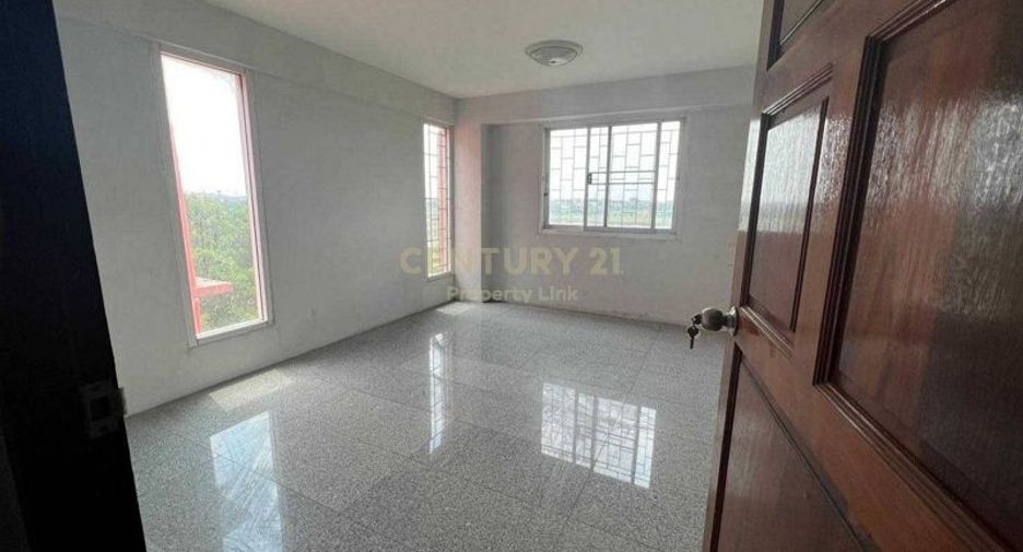 For sale 4 bedrooms retail Space in Lat Krabang, Bangkok