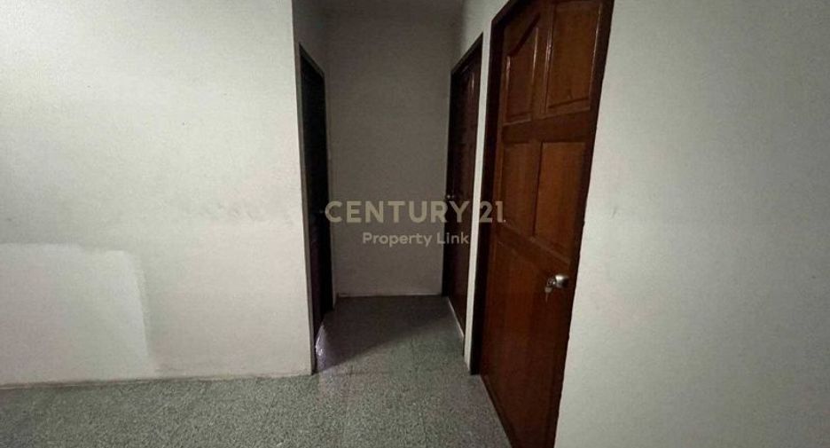 For sale 4 bedrooms retail Space in Lat Krabang, Bangkok