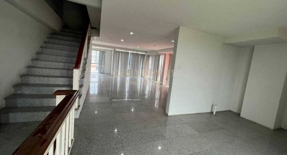 For sale 4 bedrooms retail Space in Lat Krabang, Bangkok