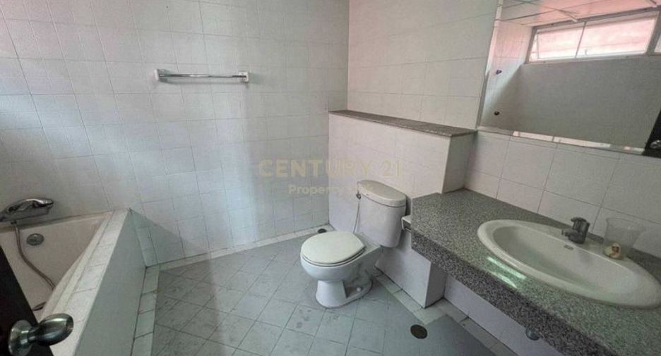 For sale 4 bedrooms retail Space in Lat Krabang, Bangkok