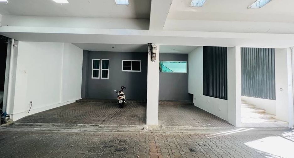 For rent and for sale 3 bedrooms townhouse in Khlong Toei, Bangkok