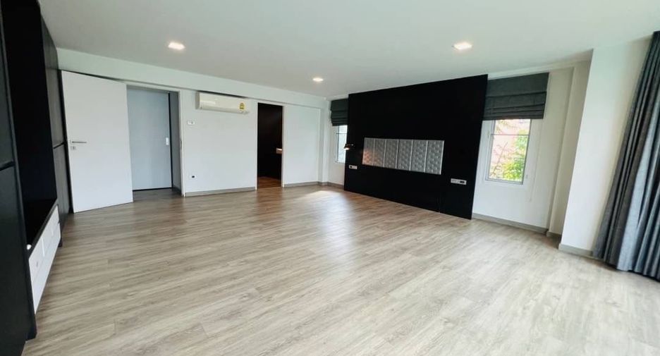 For rent and for sale 3 bedrooms townhouse in Khlong Toei, Bangkok