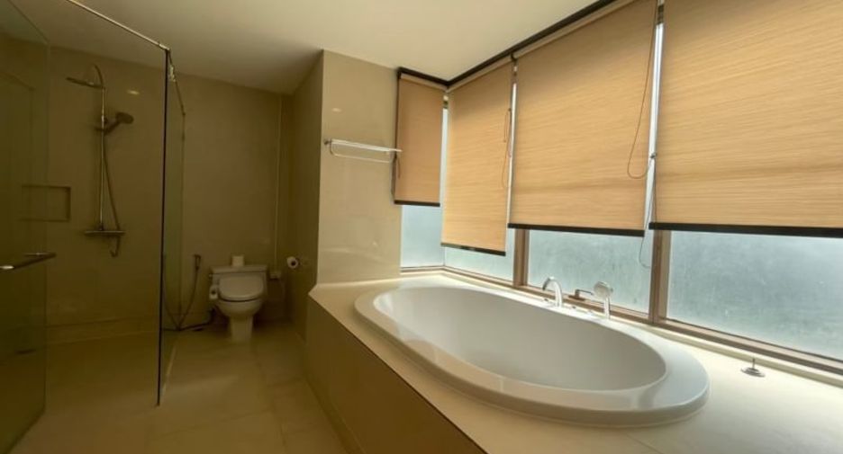 Condo en alquiler de 3 habitaciones en Khlong Toei, Bangkok